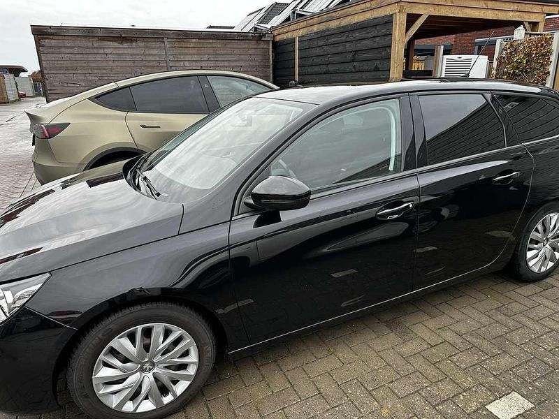 Zwart Gebruikt 2016 Peugeot 308 MPV | € 5.500 (Eerlijke prijs) - Afbeelding 1/4