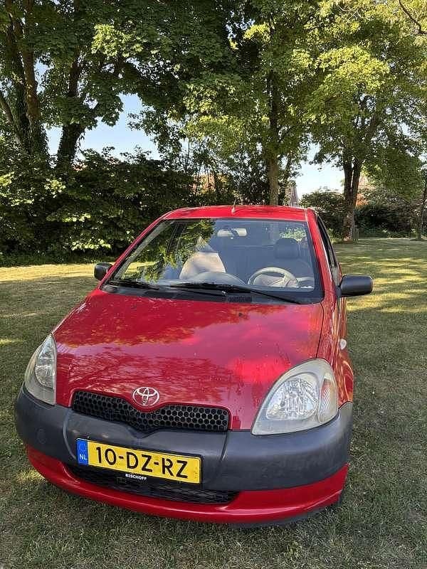 Rood Gebruikt 2000 Toyota Yaris Terra Hatchback | € 999 (Eerlijke prijs) - Afbeelding 1/4