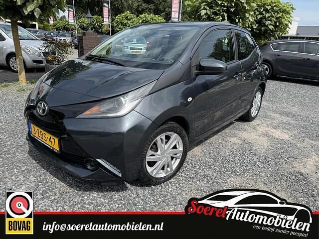 Grijs Gebruikt 2014 Toyota Aygo X-play Hatchback | € 7.250 (Eerlijke prijs) - Afbeelding 1/4