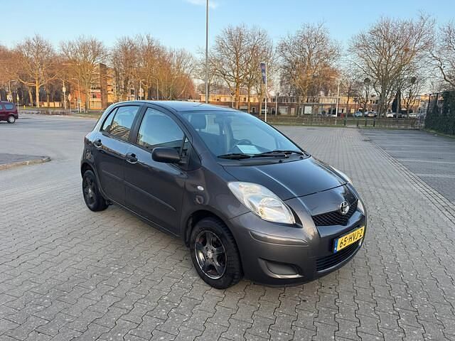 Grijs (metallic) Occasion 2009 Toyota Yaris Hatchback | € 1.950 (Eerlijke prijs) - Afbeelding 1/4