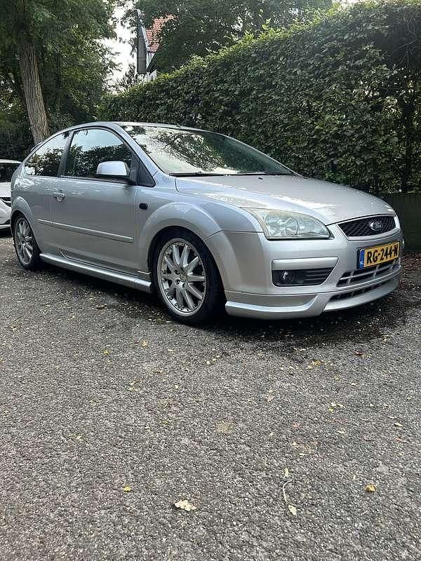 Grijs Gebruikt 2005 Ford Focus Ambiente Hatchback | € 1.000 (Goede deal) - Afbeelding 1/4