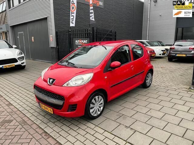 Rood, metallic lak Gebruikt 2010 Peugeot 107 Hatchback | € 1.999 (Goede deal) - Afbeelding 1/4