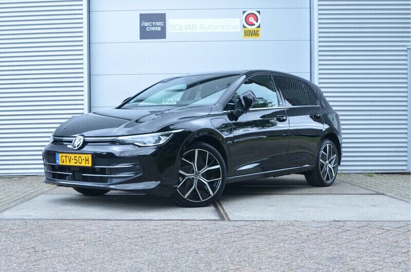 Zwart Gebruikt 2024 VW Golf VIII Edition Hatchback | € 35.999 (Iets duurder) - Afbeelding 1/4