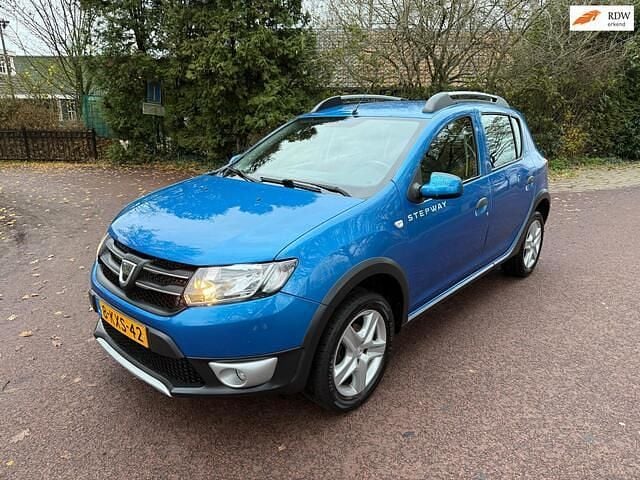 Blauw Gebruikt 2013 Dacia Sandero Lauréate Hatchback | € 5.395 (Goede deal) - Afbeelding 1/4