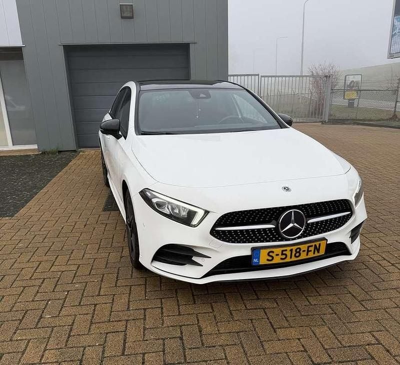 Wit Gebruikt 2022 Mercedes A250 AMG line Hatchback | € 28.999 (Goede deal) - Afbeelding 1/4