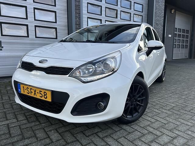 Wit Occasion 2013 Kia Rio Plus Hatchback | € 5.349 (Eerlijke prijs) - Afbeelding 1/4