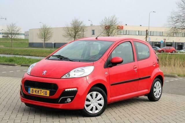 Rood Gebruikt 2013 Peugeot 107 Active Hatchback | € 4.499 (Eerlijke prijs) - Afbeelding 1/4