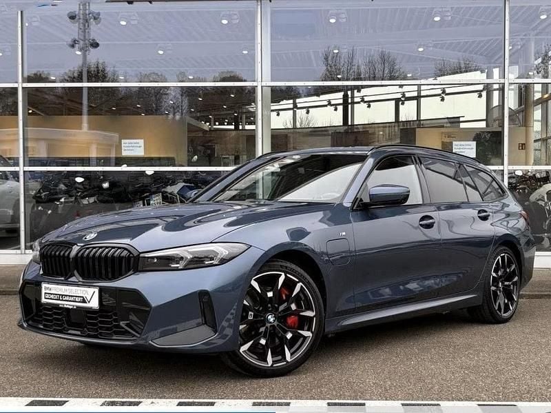 Blauw Gebruikt 2024 BMW 330e M Sport Stationwagen | € 55.800 (Iets duurder) - Afbeelding 1/4