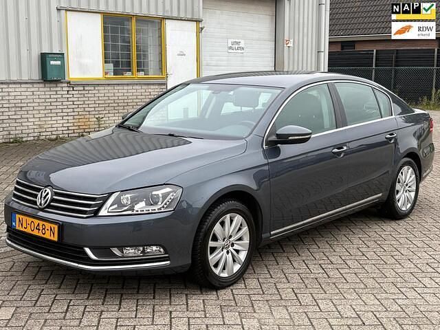 Grijs Gebruikt 2013 VW Passat Highline Sedan | € 7.995 (Goede deal) - Afbeelding 1/4