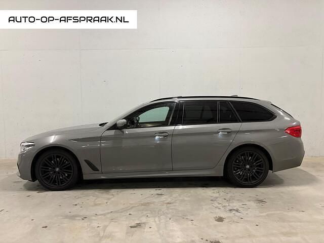 Grijs Gebruikt 2020 BMW 520 Executive Stationwagen | € 29.495 (Eerlijke prijs) - Afbeelding 1/4