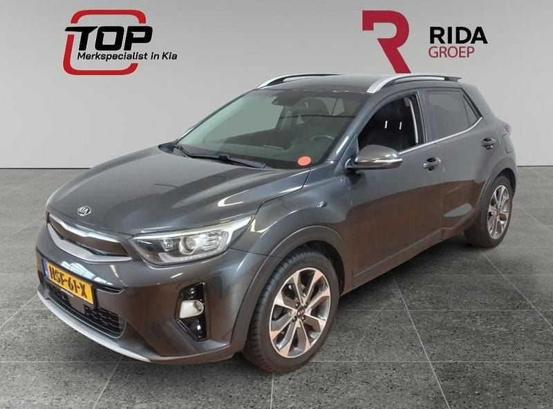 Grijs Gebruikt 2019 Kia Stonic SUV | € 15.945 (Eerlijke prijs) - Afbeelding 1/4