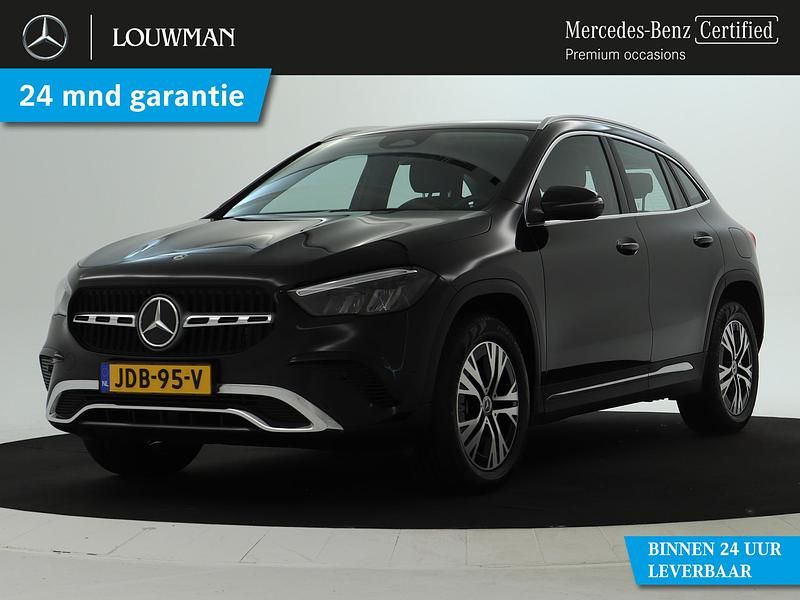 Donker kosmoszwart metaalkleur metallic Gebruikt 2023 Mercedes GLA250 Advanced SUV | € 43.750 (Eerlijke prijs) - Afbeelding 1/4