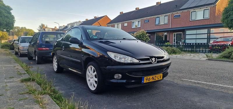 Zwart Gebruikt 2002 Peugeot 206 Cabriolet | € 1.250 (Goede deal) - Afbeelding 1/4