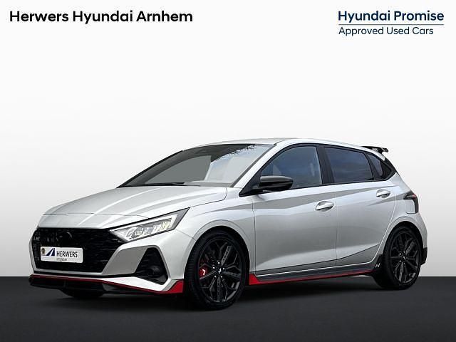Sleek silver metallic (rys) Gebruikt 2023 Hyundai i20 Hatchback | € 33.885 - Afbeelding 1/1