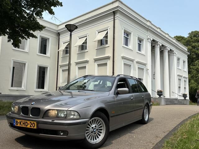 Grijs Gebruikt 2000 BMW 523 Executive Stationwagen | € 3.950 (Duur) - Afbeelding 1/4