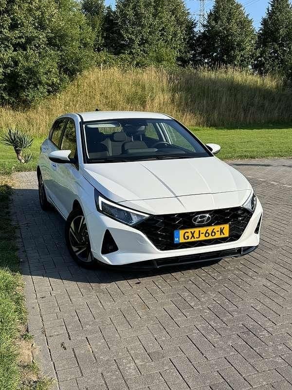 Occasion 2021 Hyundai i20 Advantage Sedan | € 16.200 (Eerlijke prijs) - Afbeelding 1/4