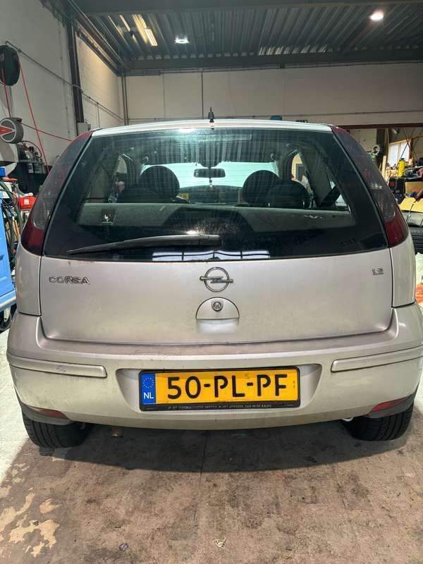 Grijs Gebruikt 2004 Opel Corsa Hatchback | € 1.000 (Eerlijke prijs) - Afbeelding 1/4