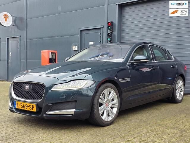 Groen (metallic) Gebruikt 2016 Jaguar XF Portfolio Sedan | € 23.440 (Eerlijke prijs) - Afbeelding 1/4
