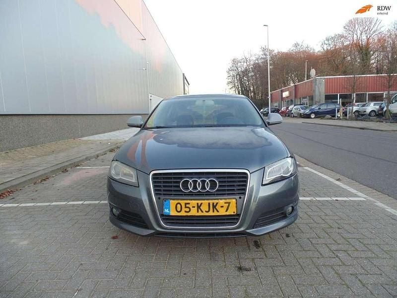 Bruin Occasion 2005 Audi A3 Sportback Ambition Hatchback | € 2.999 (Super prijs) - Afbeelding 1/4