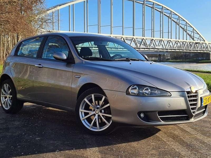 Grijs Gebruikt 2007 Alfa Romeo 147 Business Hatchback | € 1.500 (Eerlijke prijs) - Afbeelding 1/4