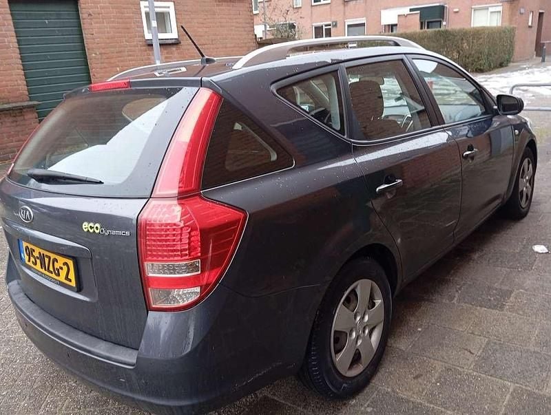 Grijs Occasion 2011 Kia Ceed Hatchback | € 1.600 (Goede deal) - Afbeelding 1/4