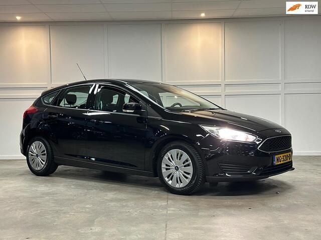 Zwart Occasion 2016 Ford Focus Hatchback | € 6.950 (Goede deal) - Afbeelding 1/4