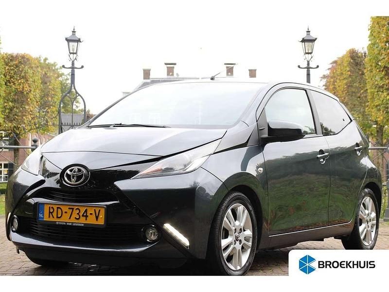 Grijs, metallic lak Gebruikt 2017 Toyota Aygo Hatchback | € 9.900 (Eerlijke prijs) - Afbeelding 1/4