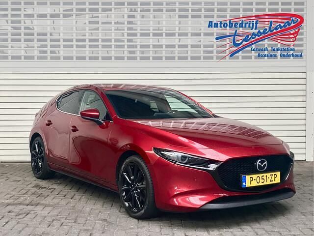 Rood Occasion 2021 Mazda 3 Sportive Hatchback | € 24.900 (Iets duurder) - Afbeelding 1/4