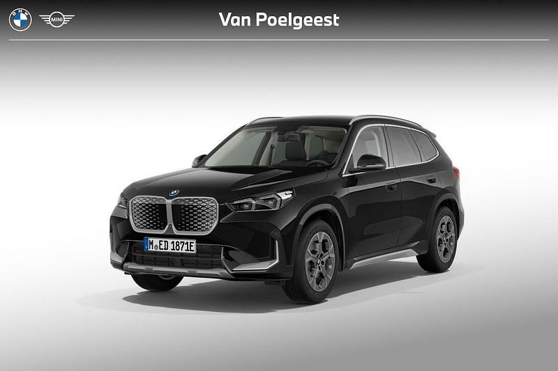 Saphirschwarz metallic (zwart metallic) Nieuw 2025 BMW iX1 SUV | € 46.343 (Super prijs) - Afbeelding 1/4