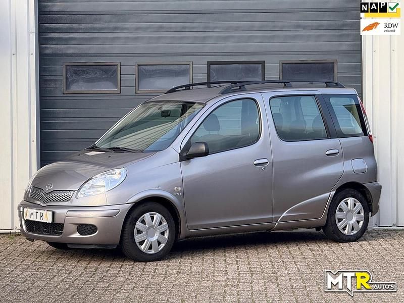 Grijs (metallic) Gebruikt 2005 Toyota Yaris Verso Sol MPV | € 7.950 (Duur) - Afbeelding 1/4
