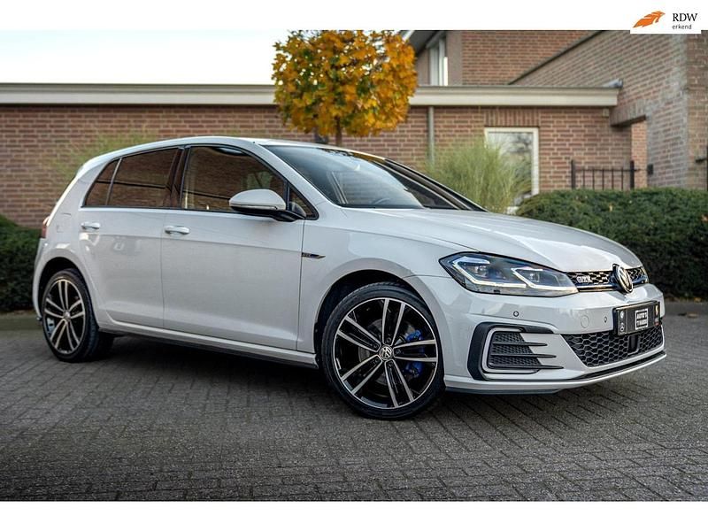 Wit Gebruikt 2020 VW Golf VII GTE Hatchback | € 20.895 (Eerlijke prijs) - Afbeelding 1/4
