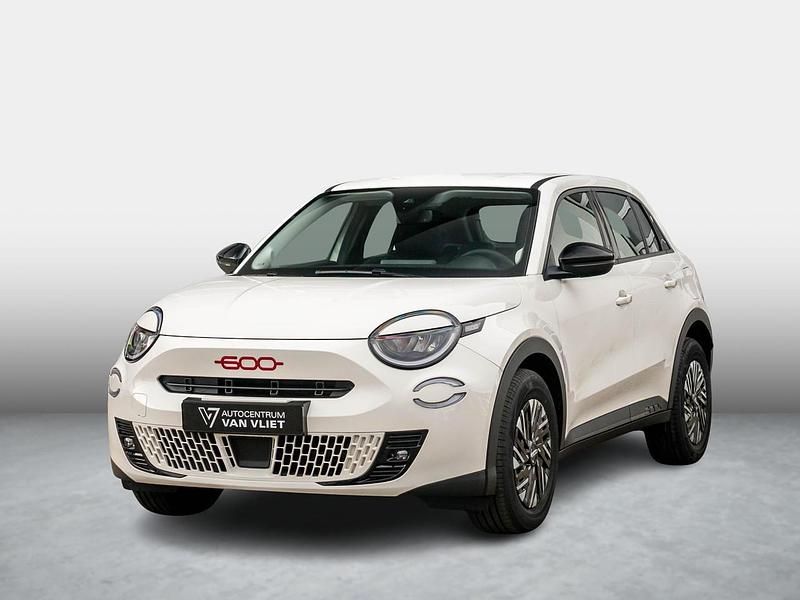 Wit Nieuw 2025 Fiat 600E Red SUV | € 28.689 (Super prijs) - Afbeelding 1/3