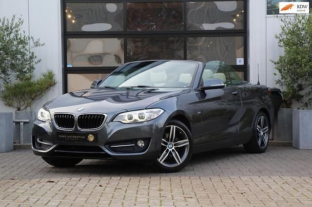 Grijs (metallic) Gebruikt 2015 BMW 218 Sport Line Cabriolet | € 17.985 (Eerlijke prijs) - Afbeelding 1/4