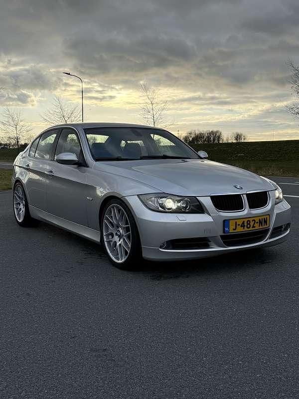 Grijs Gebruikt 2006 BMW 325 Executive Sedan | € 5.500 (Eerlijke prijs) - Afbeelding 1/4