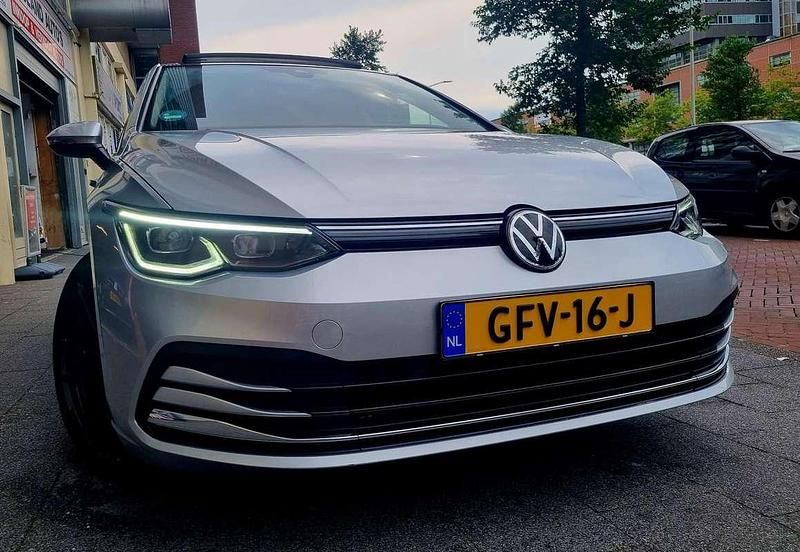 Grijs Gebruikt 2021 VW Golf VIII Business Hatchback | € 23.450 (Goede deal) - Afbeelding 1/4
