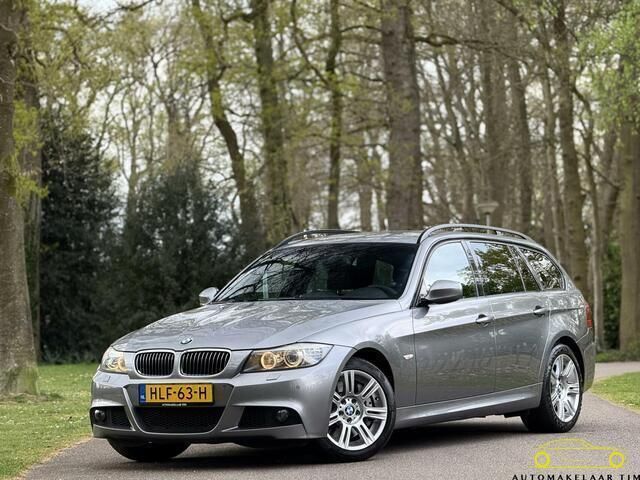 Grijs, metallic lak Gebruikt 2009 BMW 330 Executive Stationwagen | € 21.900 - Afbeelding 1/4