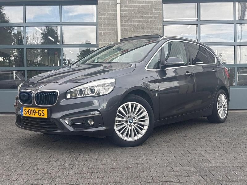 Grijs Gebruikt 2017 BMW 225 Active Tourer Executive MPV | € 18.450 (Eerlijke prijs) - Afbeelding 1/4