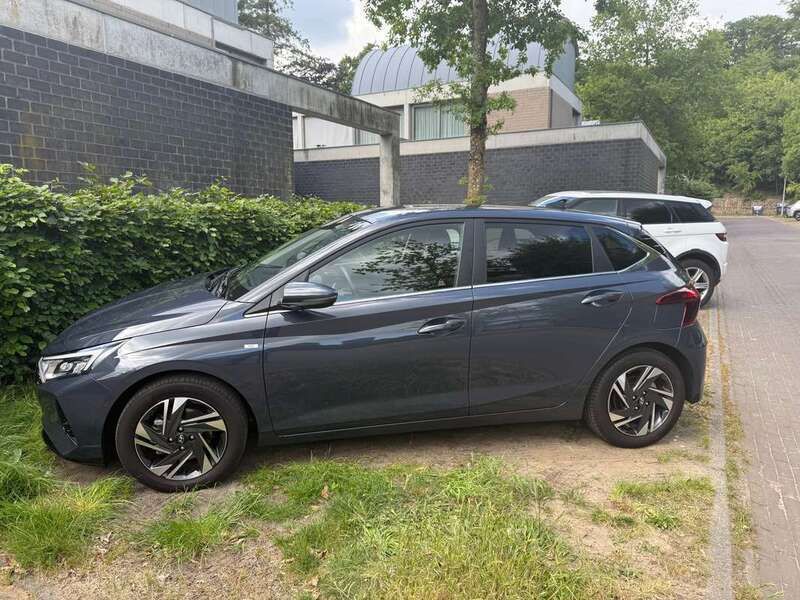 Grijs Gebruikt 2024 Hyundai i20 Premium Hatchback | € 21.500 (Eerlijke prijs) - Afbeelding 1/4