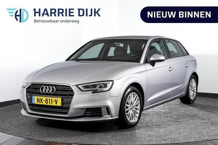 Grijs Gebruikt 2017 Audi A3 Sport Hatchback | € 14.995 (Eerlijke prijs) - Afbeelding 1/4