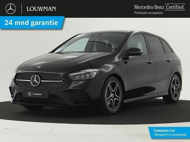 Donker 191 kosmoszwart metaalkleur metallic Gebruikt 2025 Mercedes B180 AMG line MPV | € 41.945 (Super prijs) - Afbeelding 1/4