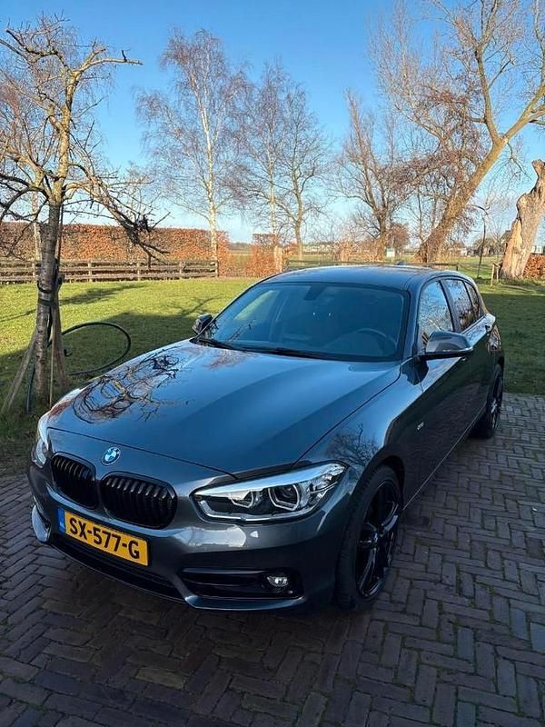 Grijs Gebruikt 2018 BMW 118 Hatchback | € 14.950 (Goede deal) - Afbeelding 1/4