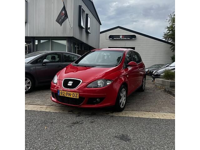 Rood Gebruikt 2004 Seat Altea Stylance MPV | € 795 (Eerlijke prijs) - Afbeelding 1/4