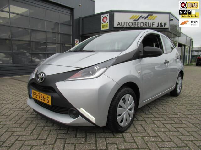 Grijs Occasion 2017 Toyota Aygo Hatchback | € 7.950 (Eerlijke prijs) - Afbeelding 1/4
