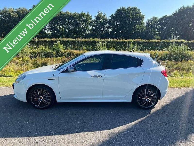 Wit Gebruikt 2015 Alfa Romeo Giulietta Quadrifoglio Verde Hatchback | € 19.950 (Eerlijke prijs) - Afbeelding 1/4