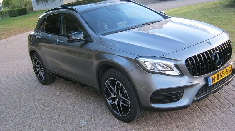 Grijs Gebruikt 2017 Mercedes GLA250 Premium Plus SUV | € 25.995 (Eerlijke prijs) - Afbeelding 1/4