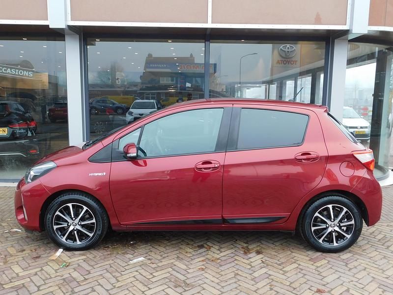 Occasion Toyota Yaris Hybrid Design 2022 Rood Hatchback