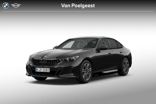 Zwart Nieuw 2025 BMW 530e M Sport Sedan | € 87.106 (Eerlijke prijs) - Afbeelding 1/4