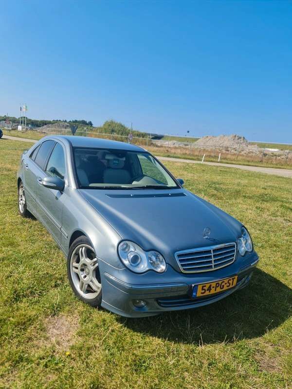 Grijs Gebruikt 2004 Mercedes C180 Elegance Sedan | € 2.995 (Eerlijke prijs) - Afbeelding 1/4