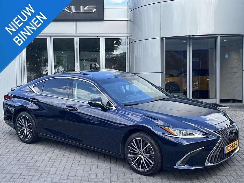 Blauw Gebruikt 2024 Lexus ES300 Business Edition Sedan | € 45.870 (Eerlijke prijs) - Afbeelding 1/4