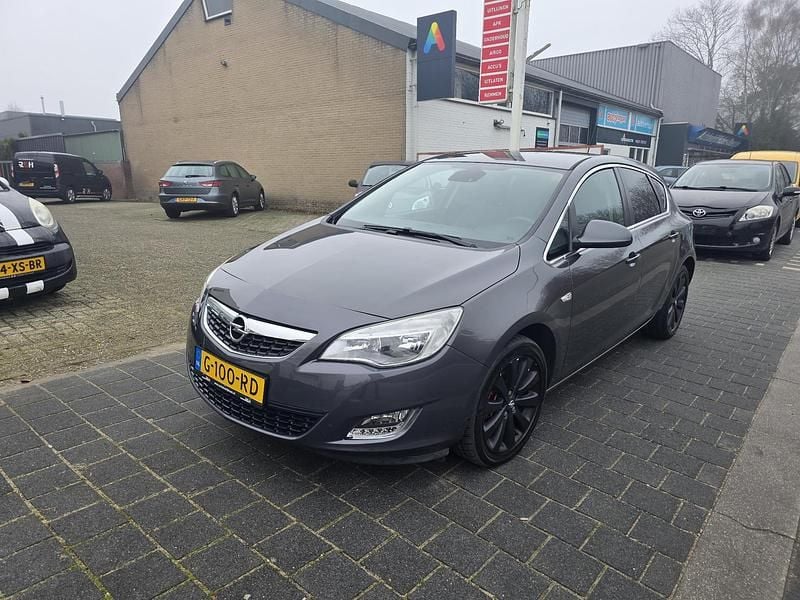Grijs Occasion 2012 Opel Astra Cosmo Hatchback | € 6.750 (Eerlijke prijs) - Afbeelding 1/4